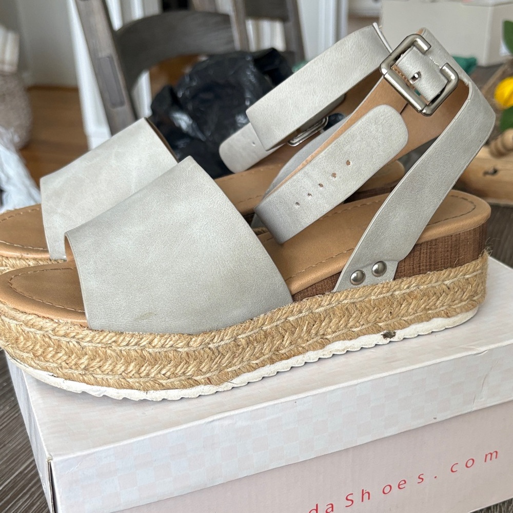 Soda Light Gray Espadrille Platform Sandals size 7